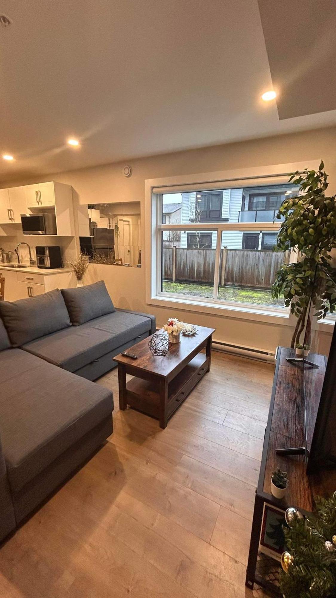 New, Spacious 2 Bedrooms In Downtown With Free Parking! Maple Ridge Eksteriør bilde