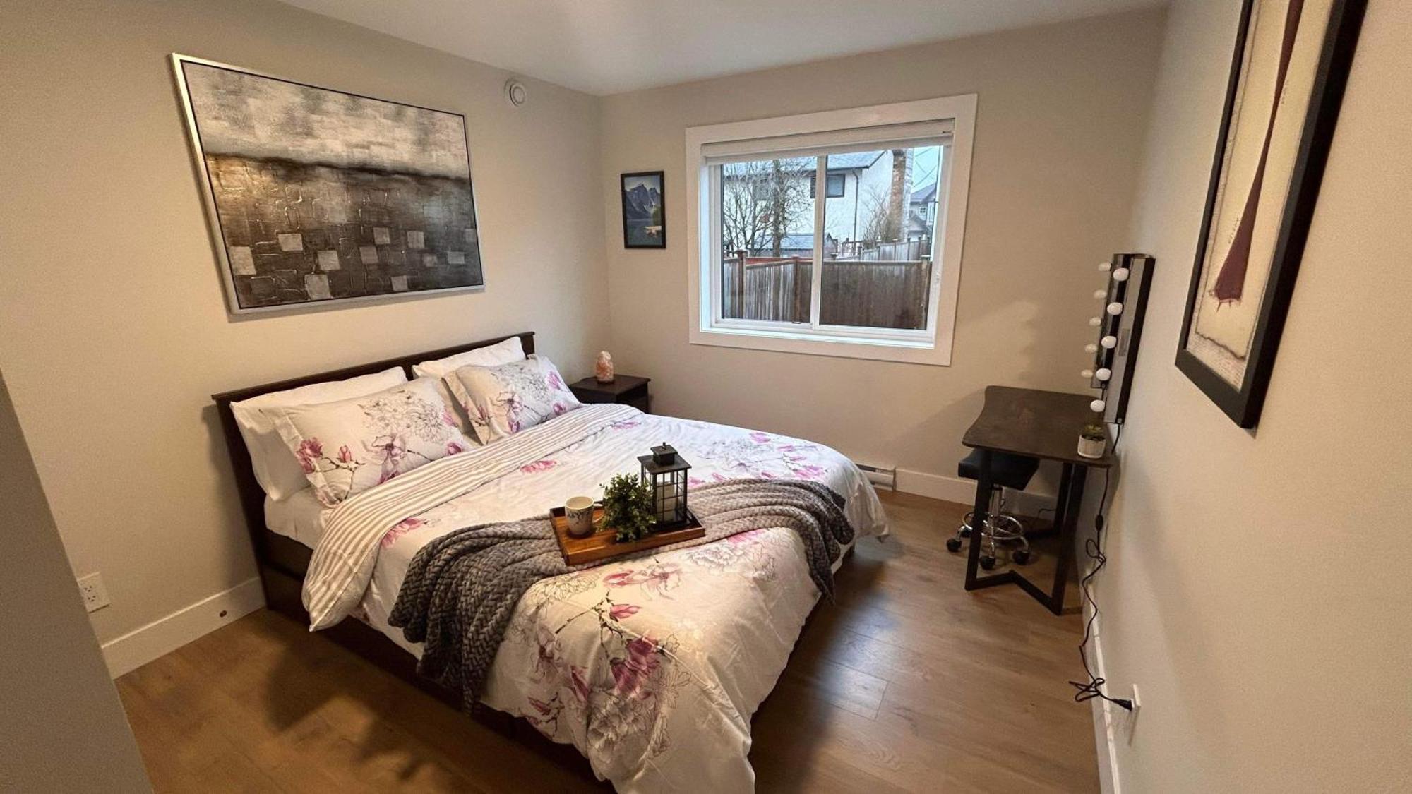 New, Spacious 2 Bedrooms In Downtown With Free Parking! Maple Ridge Eksteriør bilde